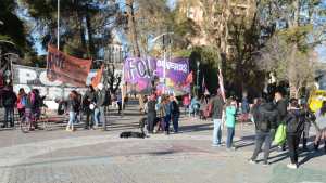 Protestas en seis puntos de Neuquén: un grupo contra Terán y otro pide trabajo