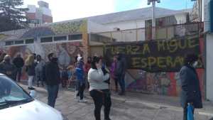 Marcha a fiscalía por domiciliaria a acusados de disparar al taxista en Neuquén