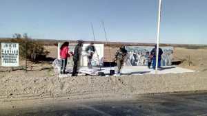 Neuquén: denuncian que máquinas viales dañaron los árboles del monolito de Fuentealba