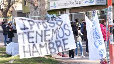 El personal del sanatorio reclama el pago de sus salarios. (Florencia Salto).-