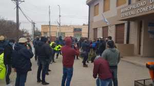 Obreros de la Uocra reclaman por la paralización de obras en Conesa