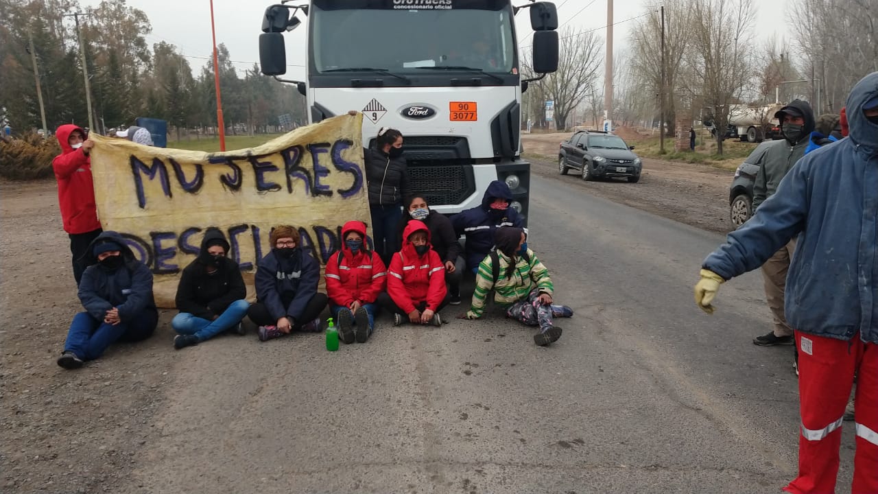 Desocupados de San Patricio del Chañar permanecen en la Ruta 7. Impiden el paso de vehículos petroleros. (Foto: Gentileza).