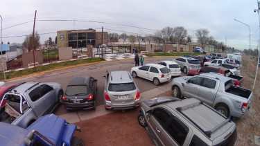 Los comerciantes y vecinos que los apoyan llevaron su protesta al Municipio. (Gentileza).-