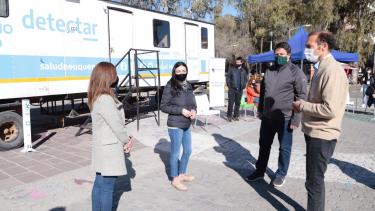 El gobernador, el intendente de la capital y la ministra de Salud estuvieron hoy en el tráiler del Detectar ubicado en el centro de la ciudad. Foto Yamil Regules.