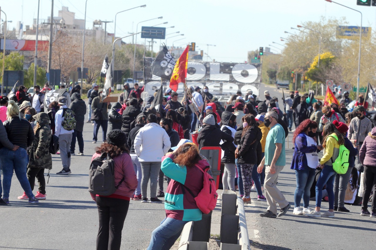 EL PO cortó la Ruta 22 en reclamo del pago de los planes "Potenciar Trabajo". (Oscar Livera).-