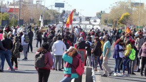 Cortaron la Ruta 22 en Neuquén por el plan «Potenciar Trabajo»