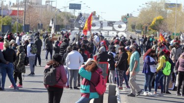 EL PO cortó la Ruta 22 en reclamo del pago de los planes "Potenciar Trabajo". (Oscar Livera).-