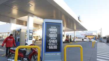 Los carteles de muchas compañías deberán correr de lugar la coma cuando las naftas pasen los 1000 pesos. (Foto: Archivo)