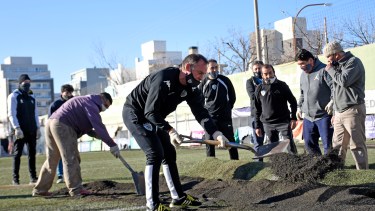 Cipolletti vuelve al césped natural con el Ruso Homann y un trabajo en equipo
