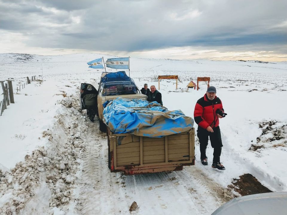 Los caminos estaban colmados de nieve pero llegaron a destino para entregar la ayuda. Fotos Gentileza