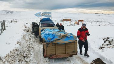 Los caminos estaban colmados de nieve pero llegaron a destino para entregar la ayuda. Fotos Gentileza