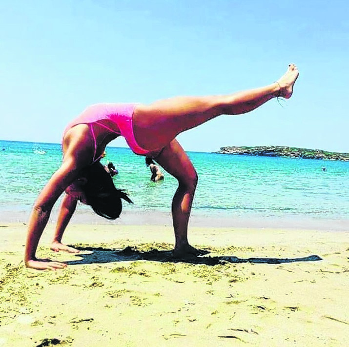 Hizo yoga en la isla de Siros, en el archipiélago de las Cícladas, sobre aguas del mar Egeo. 