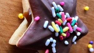 Imperdibles estos alfajores con granas de colores