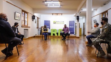 La gobernadora Arabela Carreras encabezó la reunión en la municipalidad. (foto prensa Gobierno de Río Negro) 