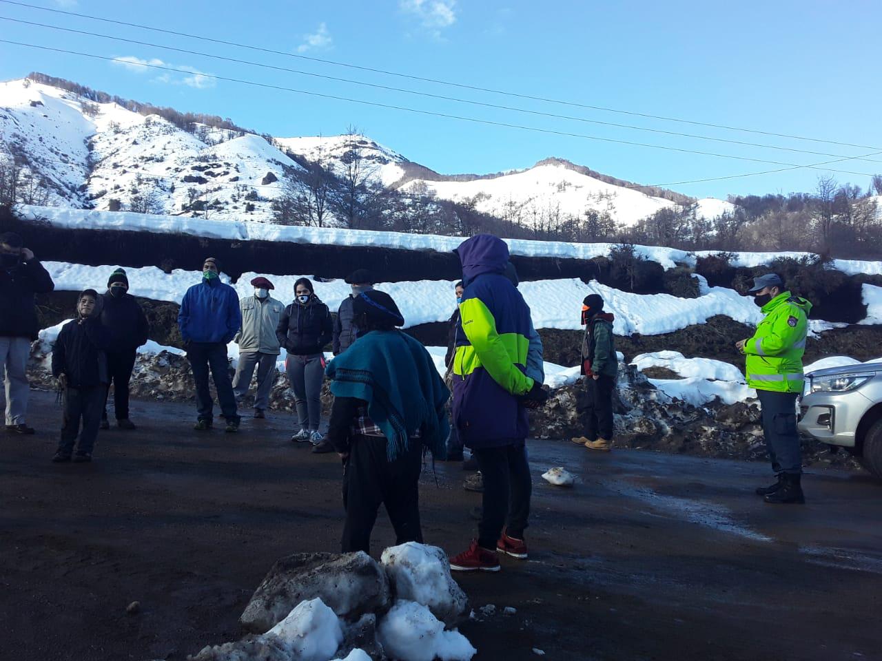 Vecinos del paraje Pil Pil reclamaron en el acceso a Chapelco. Foto: gentileza Noticias de los Andes