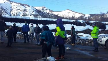 Vecinos del paraje Pil Pil reclamaron en el acceso a Chapelco. Foto: gentileza Noticias de los Andes