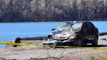 El auto de la víctima, tras ser rescatado del río Negro. Fotos: Marcelo Ochoa.