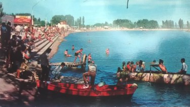 Propietarios de pequeñas embarcaciones ofrecían por unos pocos pesos cruzar a las islas o dar un paseo por al confluencia de los ríos Neuquén y Limay.