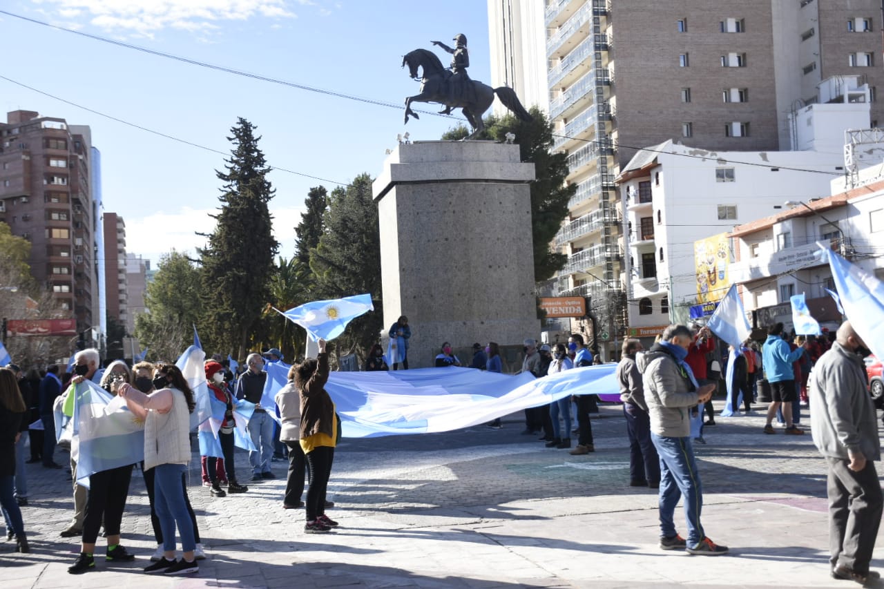 El monumento a San Martín de Neuquén recibe un nuevo "banderazo". (Foto: Florencia Salto)