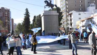 El monumento a San Martín de Neuquén recibe un nuevo "banderazo". (Foto: Florencia Salto)