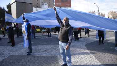 El monumento a San Martín de Neuquén recibe un nuevo "banderazo". (Foto: Florencia Salto)