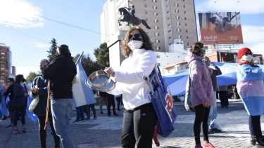 El monumento a San Martín de Neuquén recibe un nuevo "banderazo". (Foto: Florencia Salto)