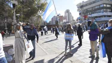 El monumento a San Martín de Neuquén recibe un nuevo "banderazo". (Foto: Florencia Salto)