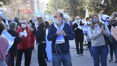 El concejal Marcelo Bermúdez en el monumento a San Martín de Neuquén, en un nuevo "banderazo". (Foto: Florencia Salto)