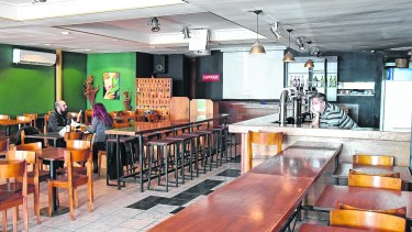 Se prepararon, redujeron su capacidad, pero aún siguen las mesas sin ser servidas.