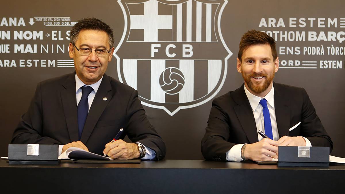 Otros tiempos, en la misma mesa. Bartomeu, presidente del Barcelona, junto a Lionel Messi.
