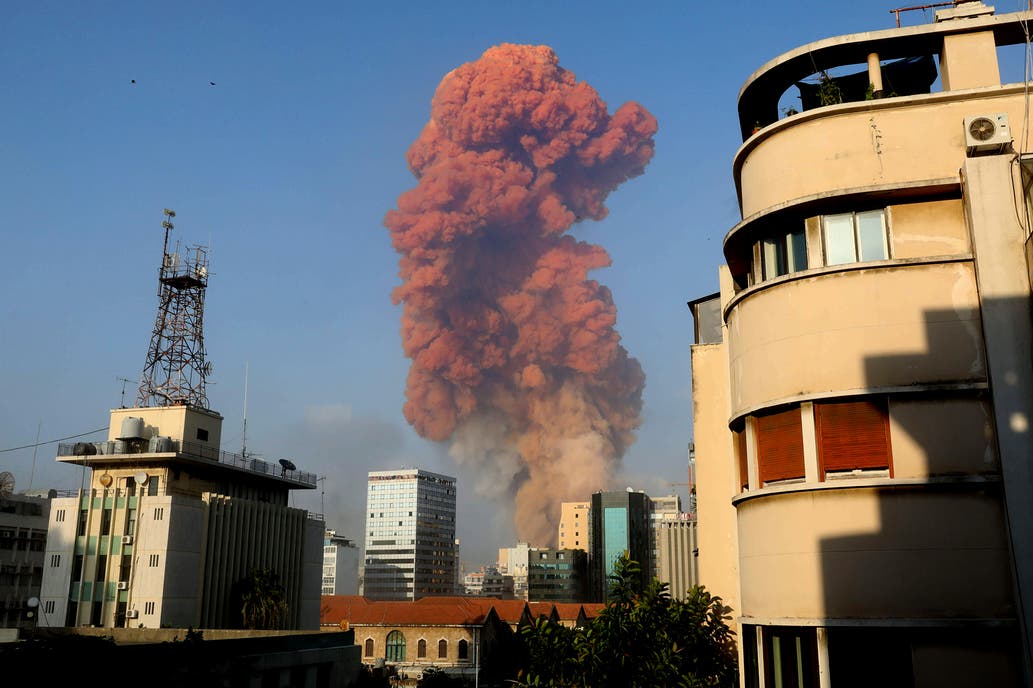 Masiva explosión sacudió el centro de Beirut. Foto AFP. 