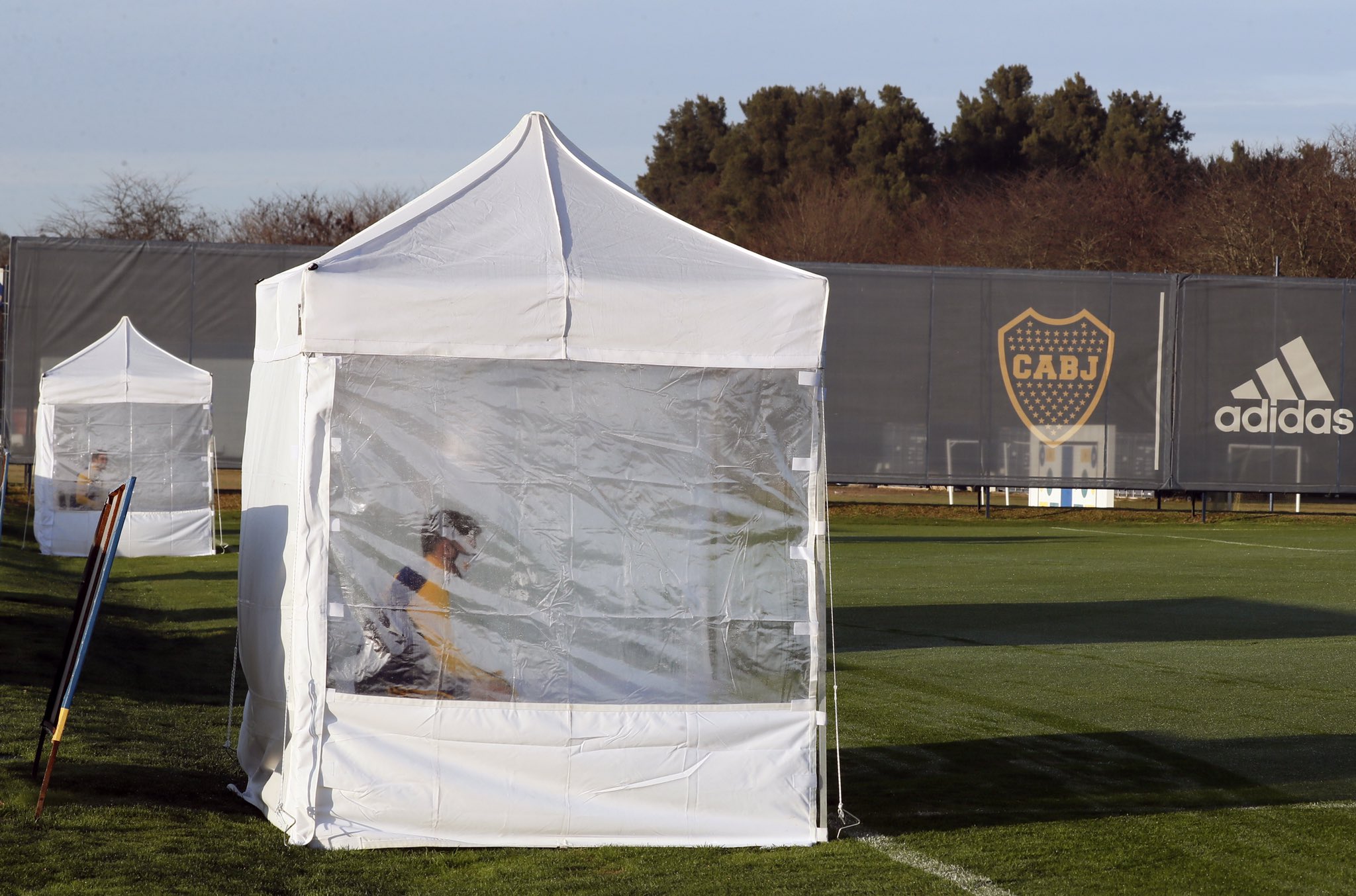 Boca instaló carpas sanitarias para que los jugadores puedan descansar.