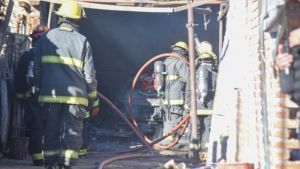 Roca: tres dotaciones de bomberos apagaron incendio de un taller mecánico