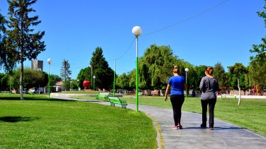 En Mainqué las caminatas y ciclismo recreativo se podrá hacer de lunes a sábados. (Foto Néstor Salas)