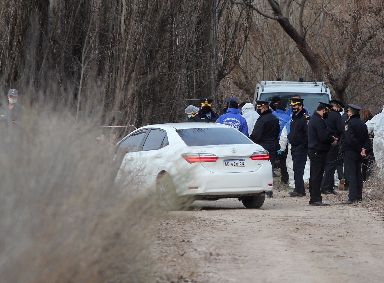 El cuerpo de la mujer se encontró en un canal de riego, cercano al río Neuquén en la calle 4N. Foto: Oscar Livera