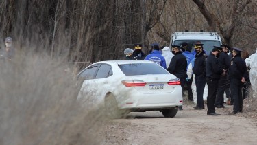 El cuerpo de la mujer se encontró en un canal de riego, cercano al río Neuquén en la calle 4N. Foto: Oscar Livera