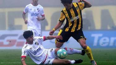 Peñarol empató el clásico con 10 jugadores.