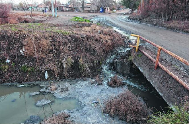 El canal donde derivaban los residuos cloacales también deberá ser saneado. (Foto: archivo)