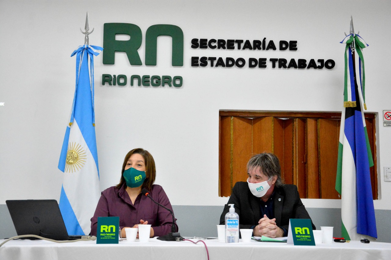 El inicio de la reunión contó con la presencia de la gobernadora, Arabela Carreras. Fotos: Marcelo Ochoa.