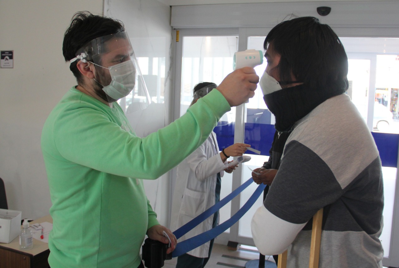 Aplicación del protocolo Covid-19 en el hospital Castro Rendón de Neuquén. (Foto: Oscar Livera)