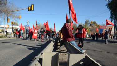 Corte total de trabajadores de Expreso Argentino sobre ruta 22 en Neuquén