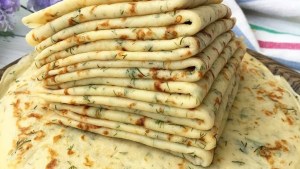 Panqueques con queso y hierbas