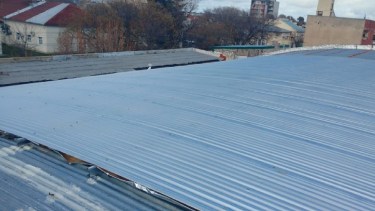 Los últimos trabajos se realizaron en el techo del edificio. Foto: gentileza.