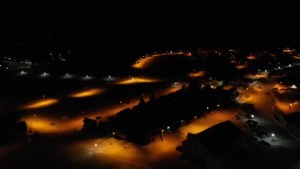 Así es el trabajo de Pato para compactar la nieve en las calles de Caviahue