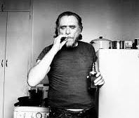 100 años de Charles Bukowski: el «viejo punk» que revolvió las letras