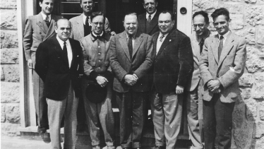 El primer plantel docente del Instituto Balseiro, que comenzó sus primeras clases en agosto de 1955. Foto: Archivo Histórico Centro Atómico Bariloche e Instituto Balseiro.