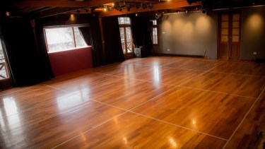 El Salón Araucanía ya dispone de los cuadrados que solicita protocolo para mantener el distanciamiento social. Foto: gentileza