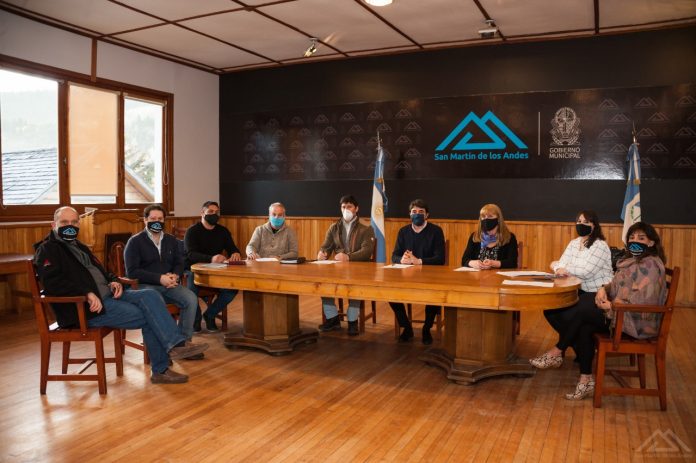 Funcionarios y funcionarias de San Martín de los Andes en la firma del compromiso para erradicar el acoso. (Foto: Gentileza)