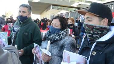 Los padres y el hermano de Florencia marcharon a la Ciudad Judicial de Neuquén al cumplirse cinco meses de la muerte. (Yamil Regules)