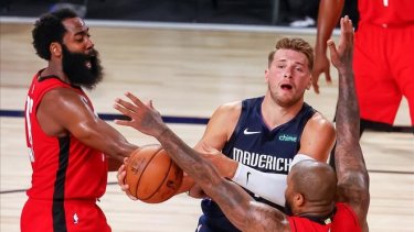 Un Harden tremendo le dio la victoria a los Rockets
